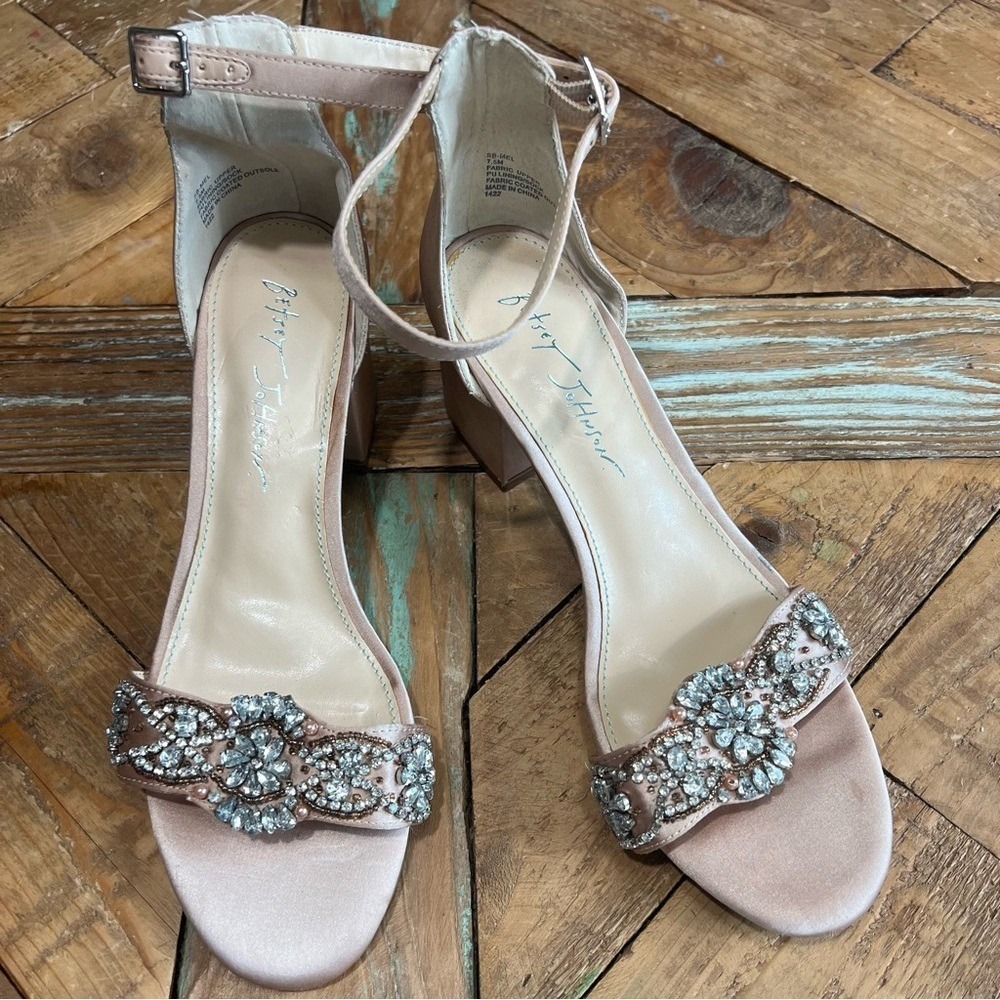 Betsey Johnson SB-MEL Champagne Satin Rhinestone Block Heel Sandals Mens 7.5M‎